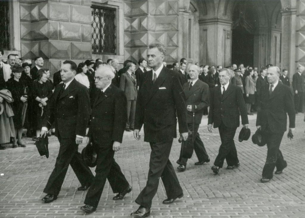 Státní pohřeb K. Krofty v Černínském paláci v Praze a převoz ostatků do velké obřadní síně strašnického krematoria.