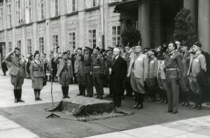 Předání vlajky a praporu Československé obce sokolské členům Sokola na Pražském hradě prezidentem republiky E. Benešem.