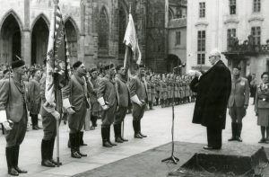 Předání vlajky a praporu Československé obce sokolské členům Sokola na Pražském hradě prezidentem republiky E. Benešem.