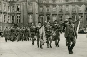 Předání vlajky a praporu Československé obce sokolské členům Sokola na Pražském hradě prezidentem republiky E. Benešem.