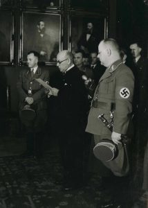 Projev pražského primátora O. Klapky na Staroměstské radnici v Praze, vpravo stojí jeho zástupce J. Pfitzner.