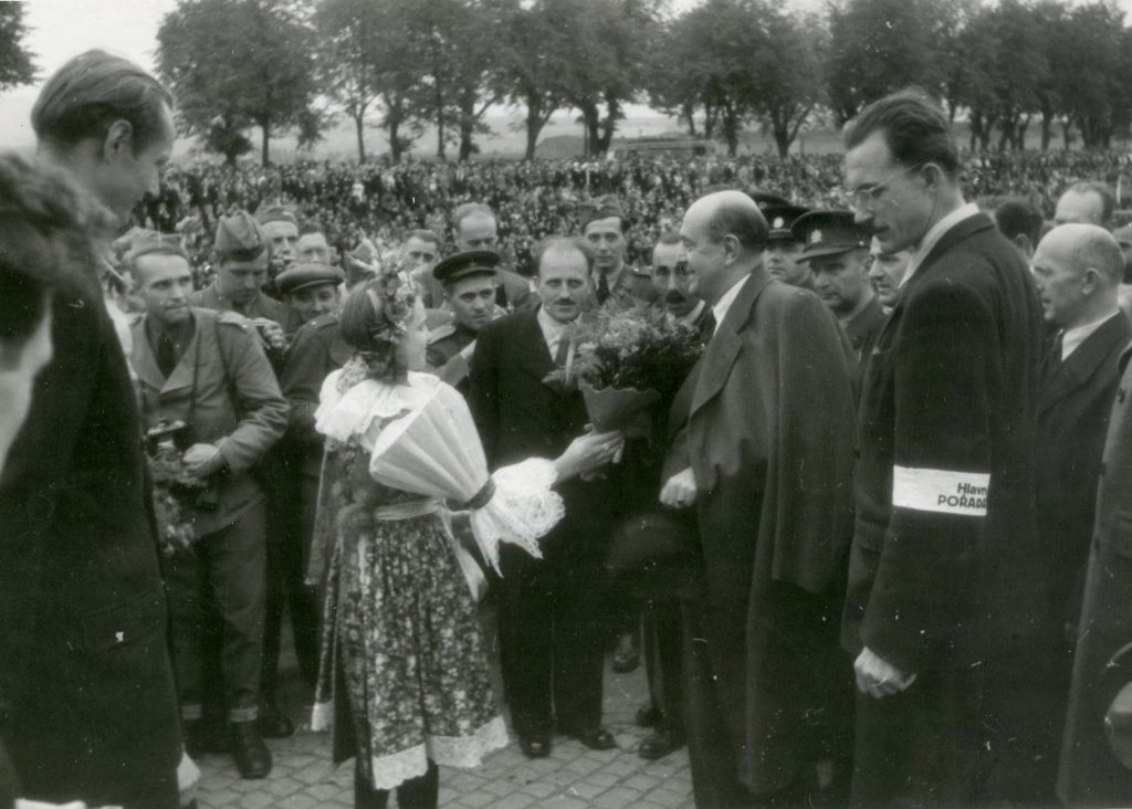 Národní pohřeb v Terezíně za účasti ministra zahraničí J. Masaryka.