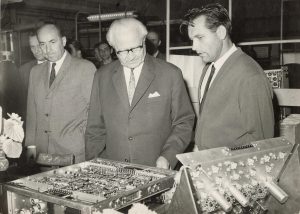 Návštěva premiéra Oldřicha Černíka a prezidenta Ludvíka Svobody v Tesle Hloubětín, doprovázeni Vladimírem Kabrnou (18. září 1968), fond Vl. Kabrny, NAD 2395