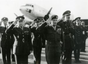 Maršál Montgomery po příletu. Vlevo čs. generál A. Liška.