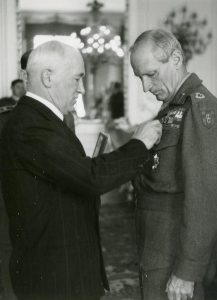 Prezident E. Beneš dekoruje maršála Montgomeryho Řádem Bílého lva v Hudebním salonu Pražského hradu.