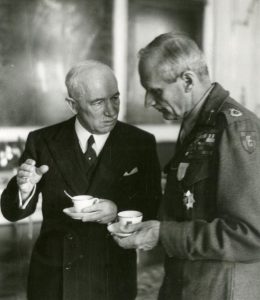 Prezident E. Beneš v rozhovoru s maršálem Montgomerym v Habsburském salonu Pražského hradu.