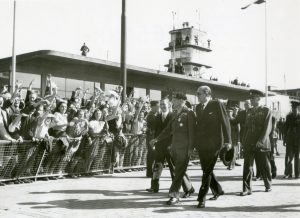 Odlet maršála Montgomeryho z pražského ruzyňského letiště. Montgomery v doprovodu ministra zahraničí J. Masaryka.