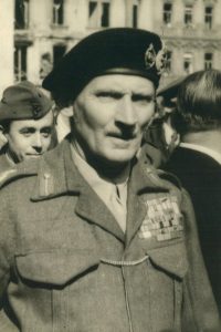 Fotografie z průjezdu B. L. Montgomeryho Prahou.