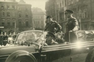 Fotografie z průjezdu B. L. Montgomeryho Prahou.