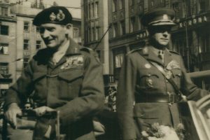 Fotografie z průjezdu B. L. Montgomeryho Prahou.