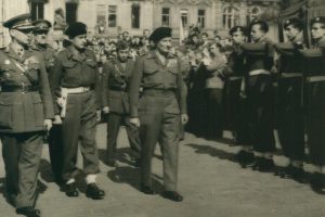 Fotografie z průjezdu B. L. Montgomeryho Prahou.