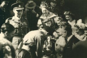 Fotografie z průjezdu B. L. Montgomeryho Prahou.