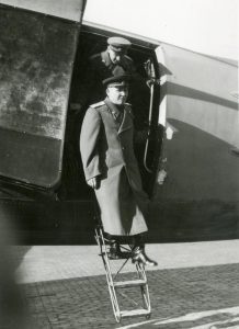 Fotografie z krátké pracovní návštěvy maršála I. S. Koněva v Praze.