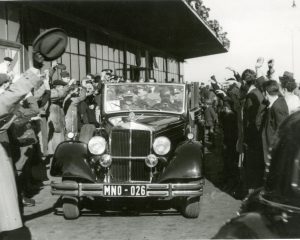 Fotografie z krátké pracovní návštěvy maršála I. S. Koněva v Praze.