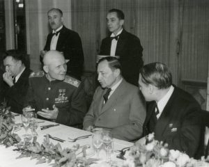 Fotografie z krátké pracovní návštěvy maršála I. S. Koněva v Praze.