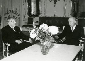 Předseda Prozatímního národního shromáždění národní socialista J. David, stoupenec úzké spolupráce s KSČ a SSSR, s prezidentem E. Benešem.