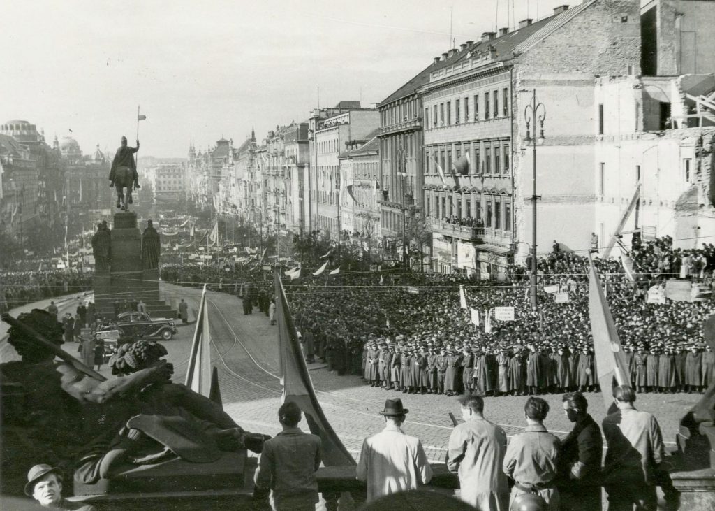 Manifestace a projevy politiků ke znárodnění průmyslu v Praze na Václavském náměstí.