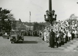 Příjezd předsedy vlády Z. Fierlingera a prezidenta E. Beneše na ustavující schůzi Prozatímního národního shromáždění.