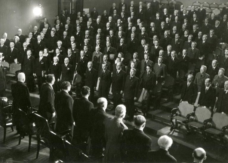 Ustavující schůze Prozatímního národního shromáždění v koncertním sále pražského Rudolfina.