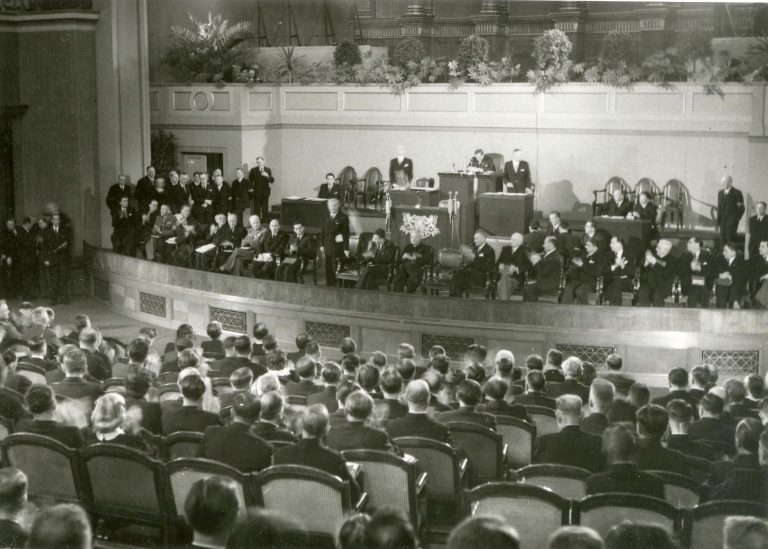 Ustavující schůze Prozatímního národního shromáždění v koncertním sále pražského Rudolfina.