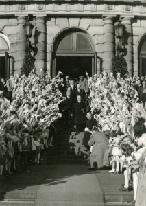 Odchod prezidenta E. Beneše v doprovodu zvoleného předsedy Prozatímního národního shromáždění J. Davida z ustavující schůze v Rudolfinu.