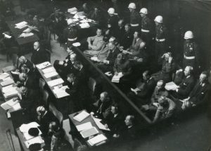 Pohled do soudní síně Justičního paláce v Norimberku během zasedání vojenského tribunálu.