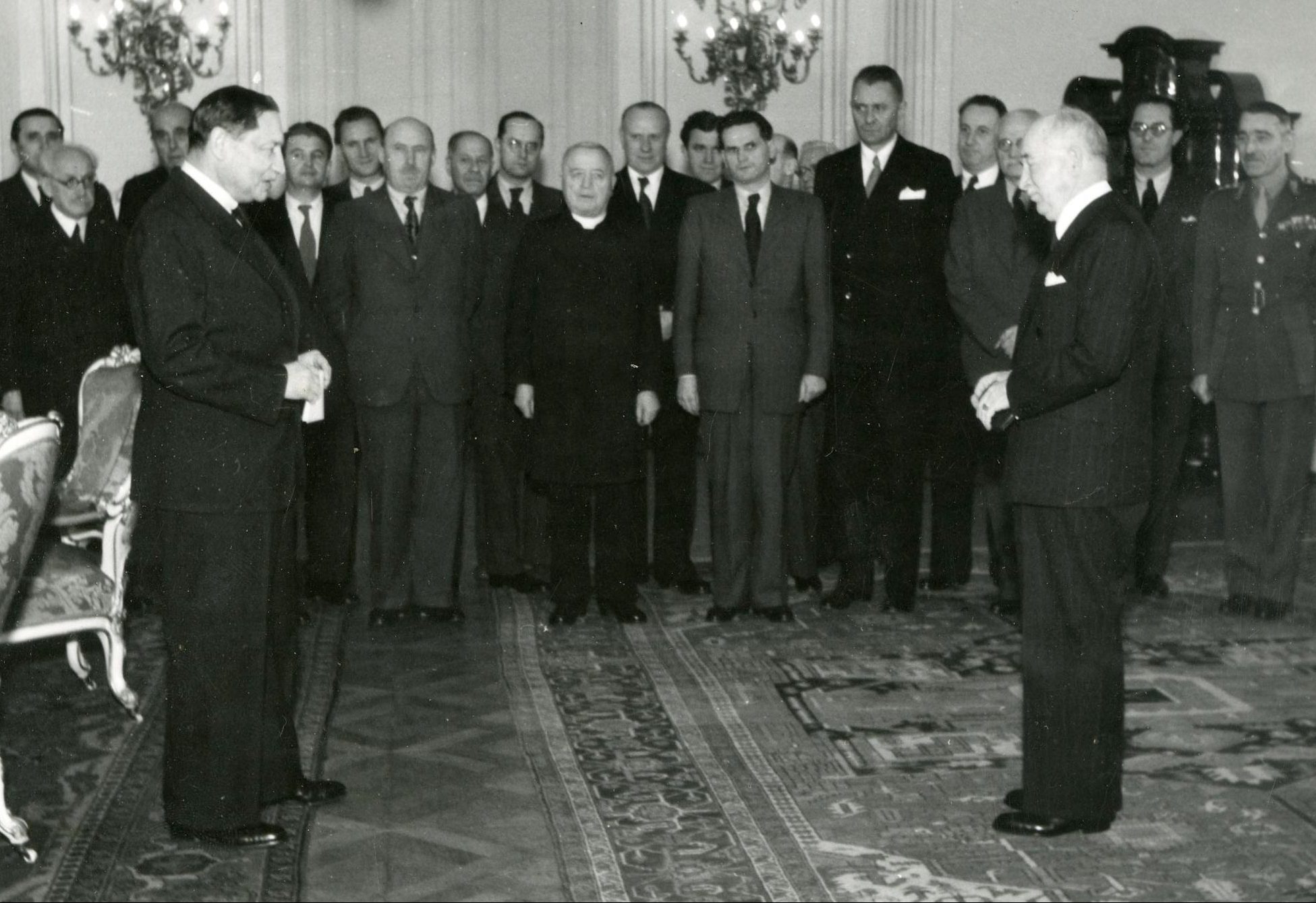 Prezident E. Beneš hovoří k členům vlády (vlevo Z. Fierlinger).