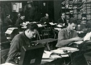 Bývalý válečný zpravodaj na západní frontě JUDr. R. Kocourek (vlevo) působící v Norimberku za ČTK společně se zástupci zahraničních tiskových agentur.