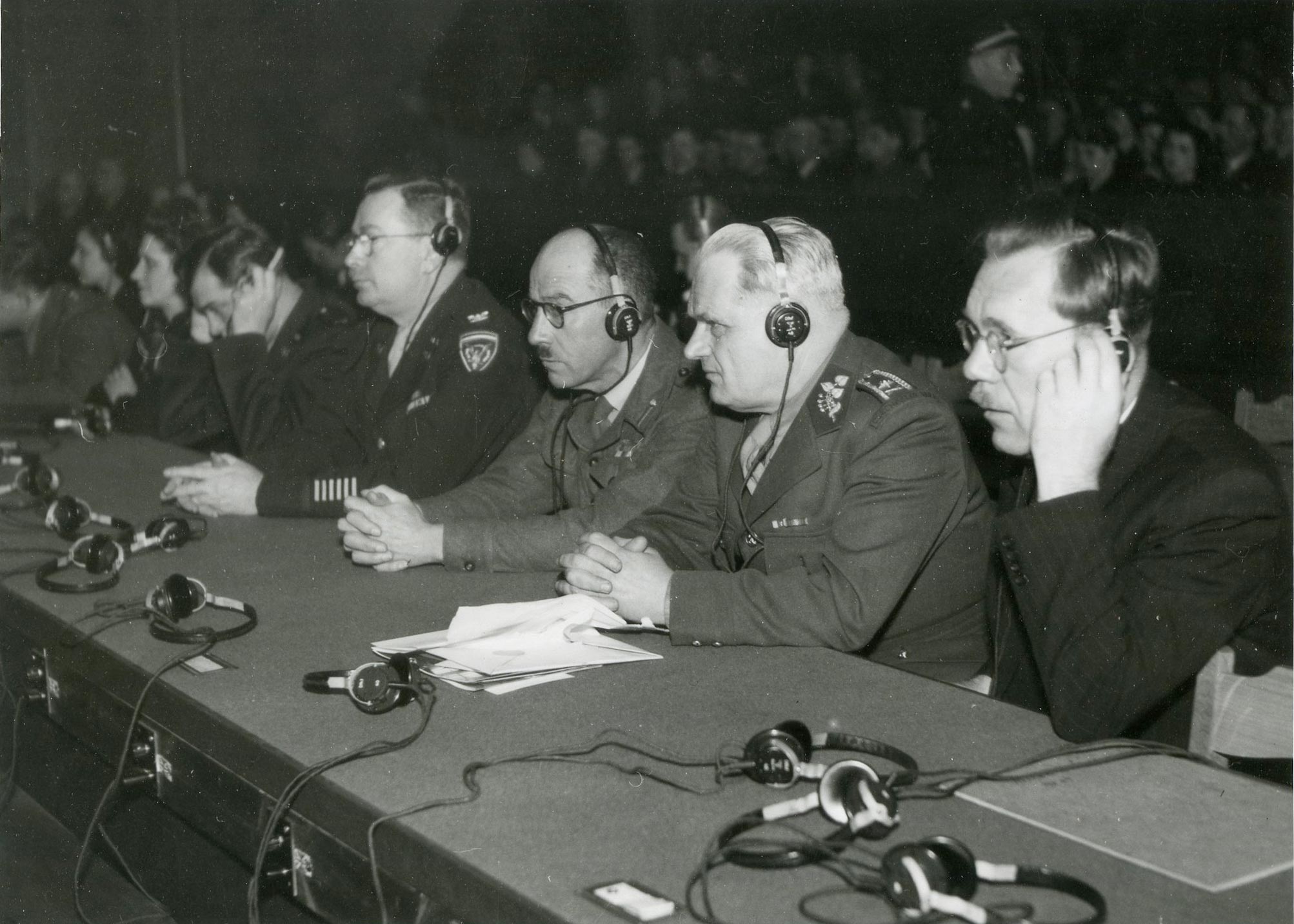 B. Ečer s dalšími zahraničními delegáty při zasedání vojenského tribunálu (2. zprava)