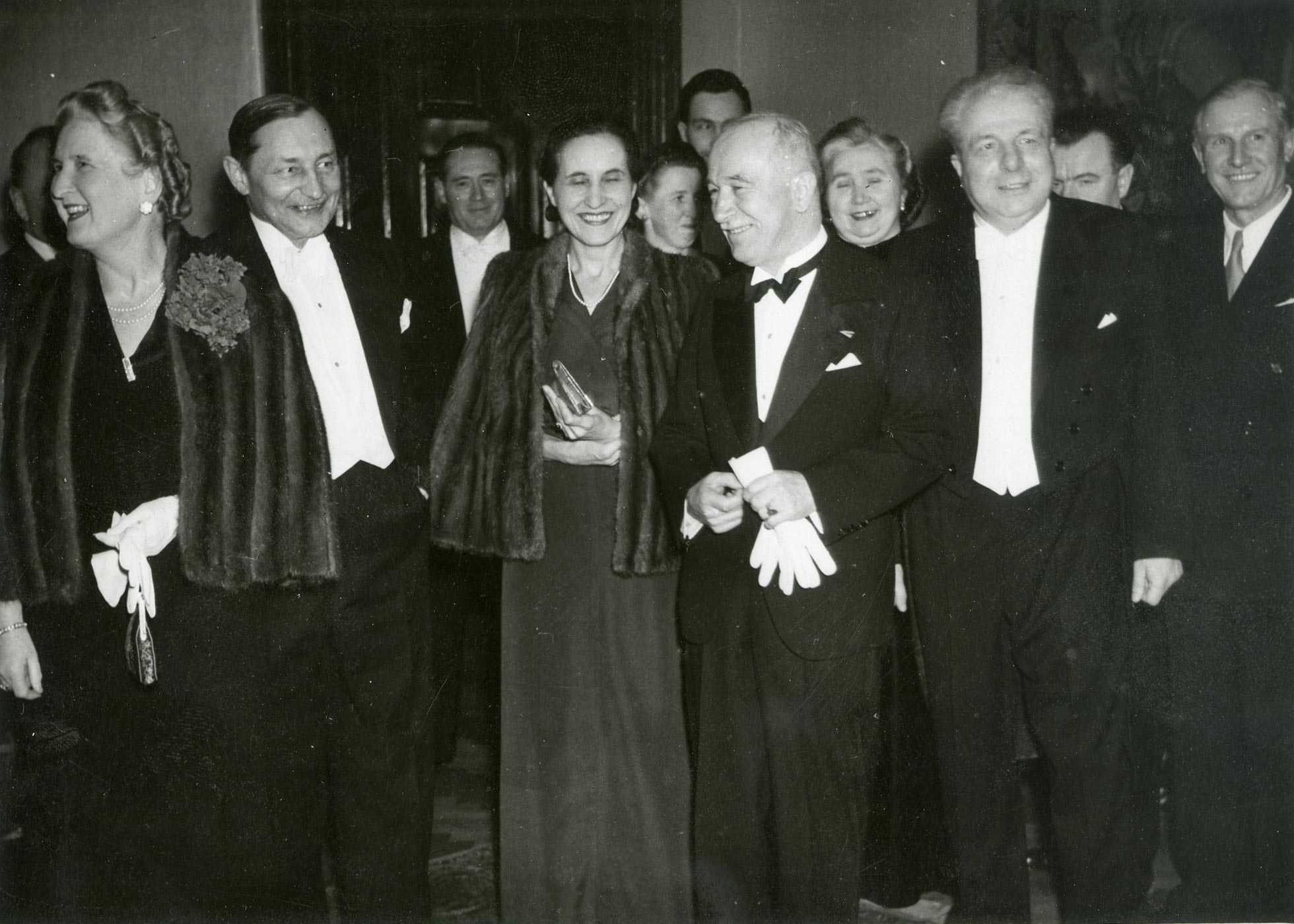 Slavnostní zahájení činnosti Národního klubu zřízeného Ministerstvem zahraničních věcí v Praze v paláci Silva-Taroucca na Příkopech. Zleva H. Benešová, Z. Fierlinger s manželkou a E. Beneš.