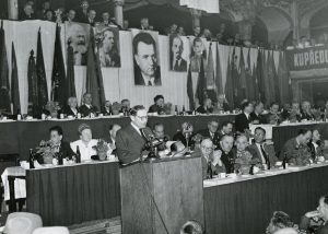 Z. Fierlinger pronáší projev na slučovacím sjezdu KSČ a ČSSD v pražské Lucerně.