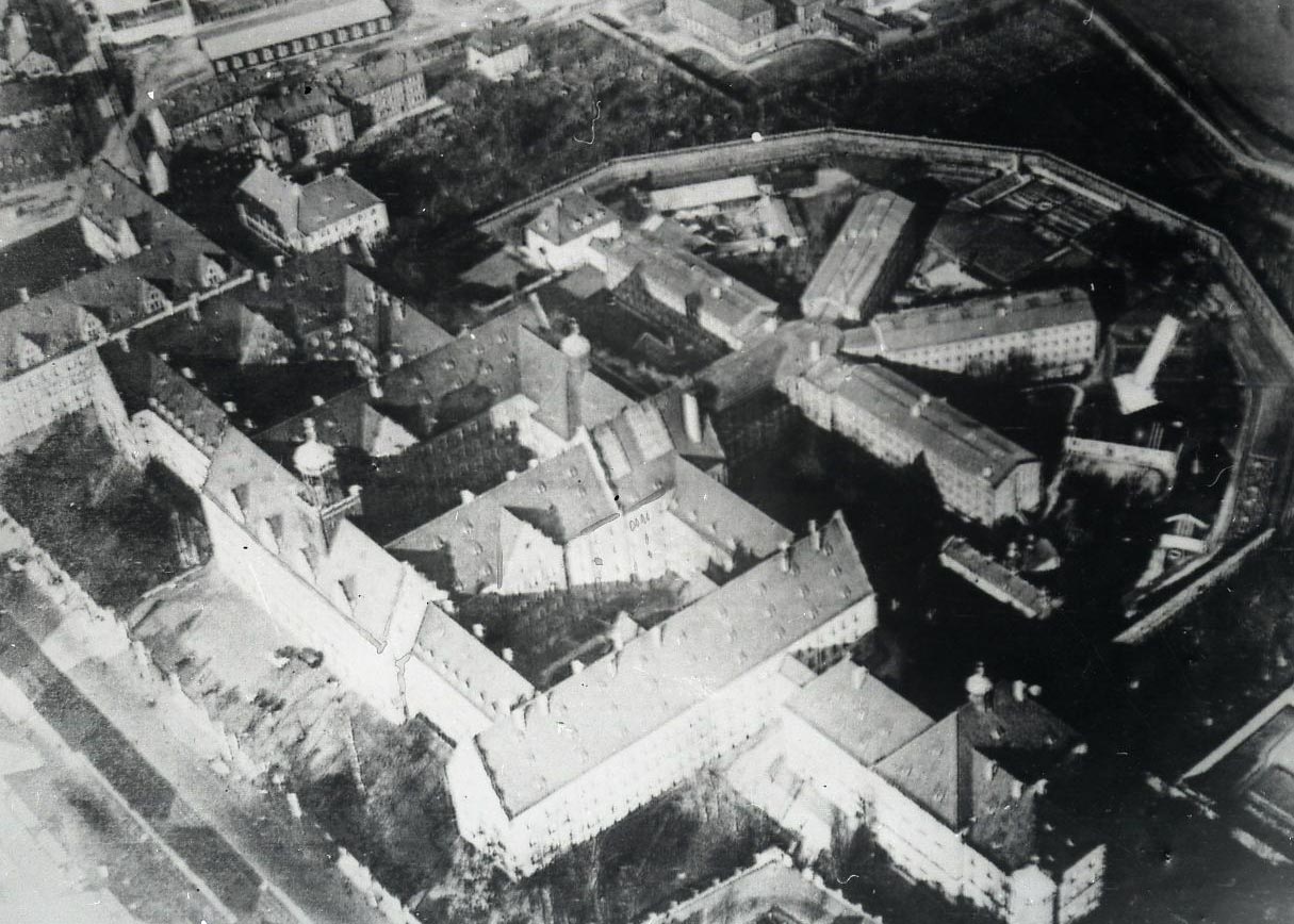 Letecký pohled na Justiční palác s přilehlou věznicí v Norimberku, kde byli internováni váleční zločinci (místo následných poprav označeno šipkou).
