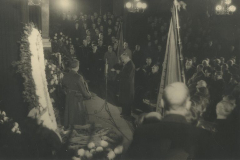 Smuteční rozloučení s J. Švermou v Panteonu Národního muzea a pohřební průvod Prahou.