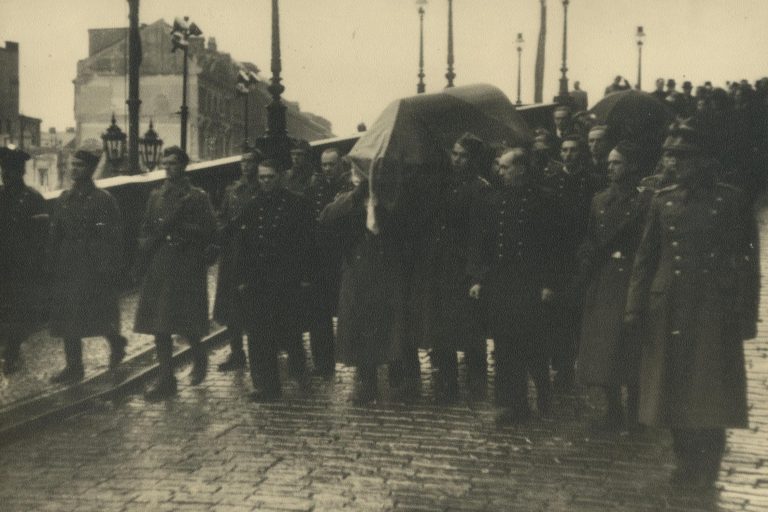 Smuteční rozloučení s J. Švermou v Panteonu Národního muzea a pohřební průvod Prahou.