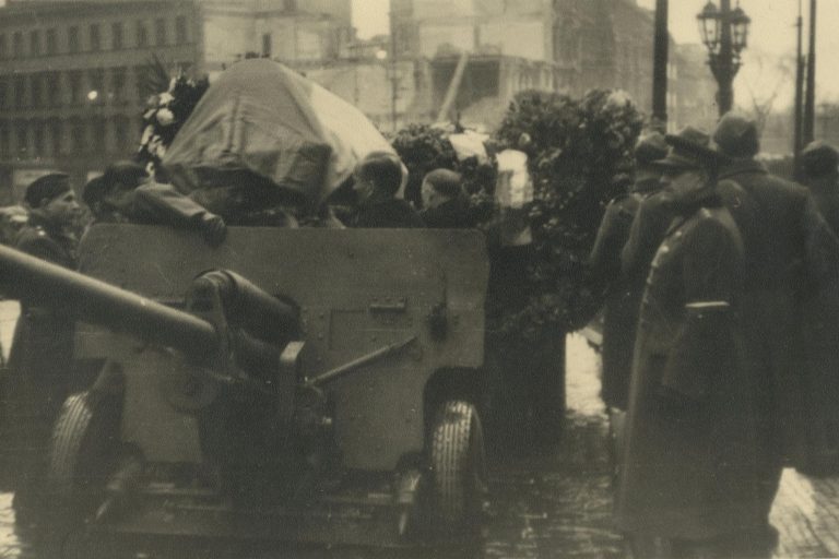 Smuteční rozloučení s J. Švermou v Panteonu Národního muzea a pohřební průvod Prahou.