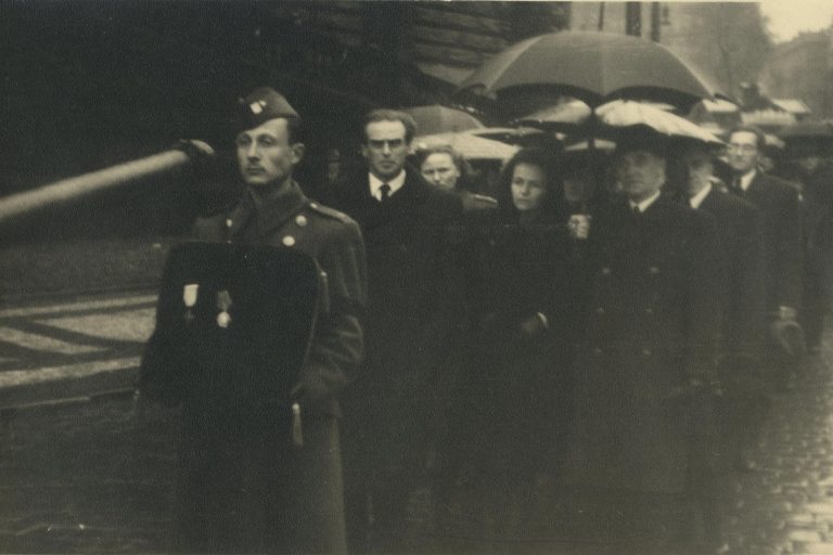 Smuteční rozloučení s J. Švermou v Panteonu Národního muzea a pohřební průvod Prahou.