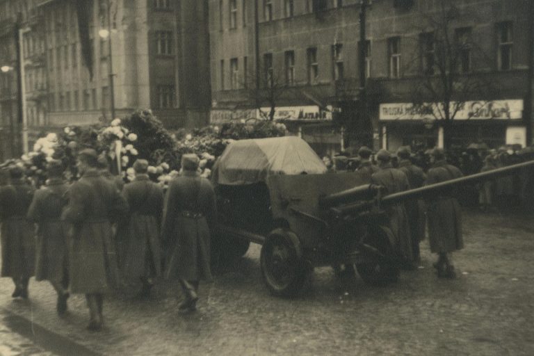 Smuteční rozloučení s J. Švermou v Panteonu Národního muzea a pohřební průvod Prahou.
