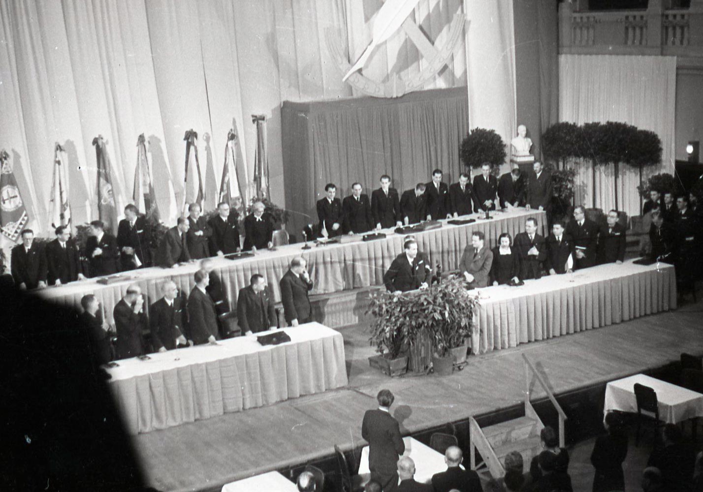 Fotografie ze sjezdu zastupitelstva ČSNS v Obecním domě v Praze, na kterém byl přijat akční program strany.