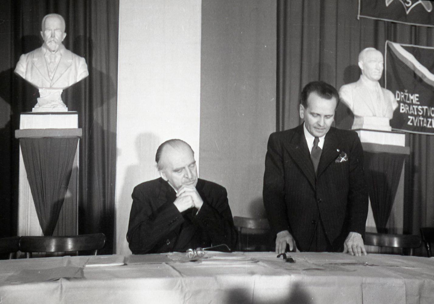 Fotografie ze sjezdu zastupitelstva ČSNS v Obecním domě v Praze, na kterém byl přijat akční program strany.