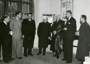 Návštěva výstavy odbojové skupiny V boj v Uměleckoprůmyslovém muzeu v Praze osobnostmi různých politických směrů – R. Slánský, V. Kopecký, L. Svoboda, H. Ripka a M. Ferjenčík.