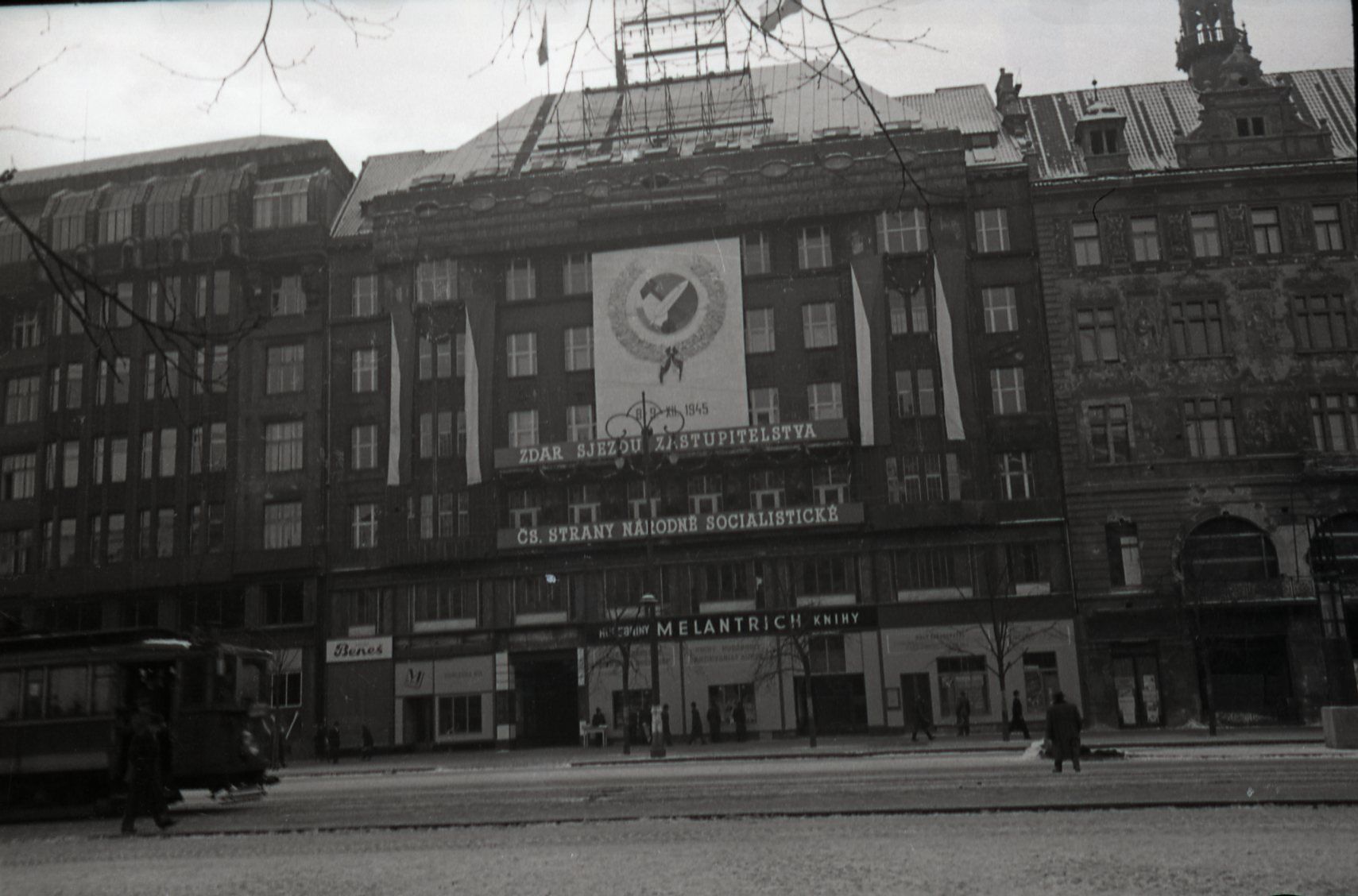Pohled na budovu Melantrich na Václavském náměstí vyzdobenou sjezdovým plakátem ČSNS.