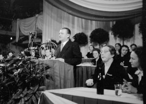 Manifestační sjezd žen Národní fronty v pražské Lucerně, jehož se účastnila po boku K. Gottwalda a M. Švermové i M. Horáková (druhá zprava)