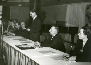 Projev předsedy V. Širokého na sjezdu ve Slovanském domě, vpravo místopředsedkyně svazu M. Horáková.