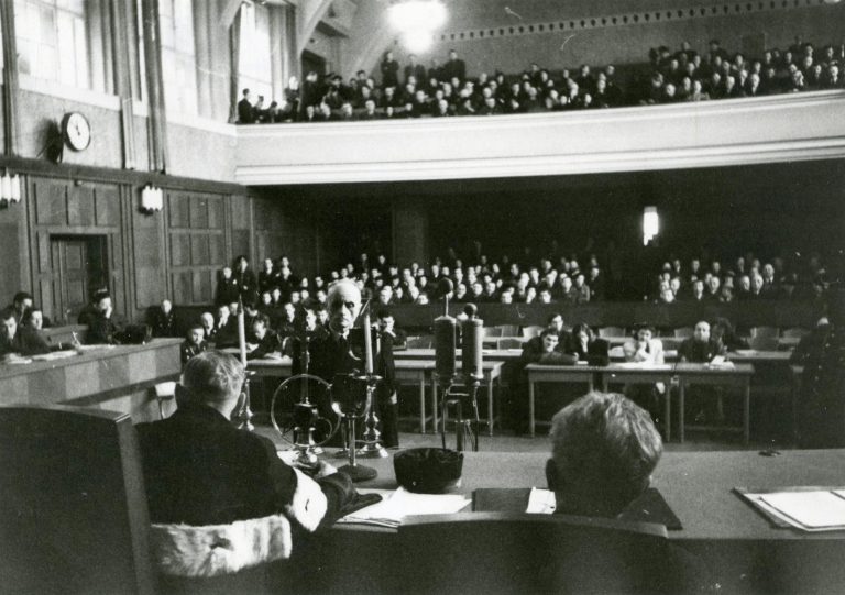 Soudní přelíčení s O. Bláhou, R. Rychtrmocem a G. Mohaplem u Národního soudu v Justičním paláci v Praze na Pankráci.