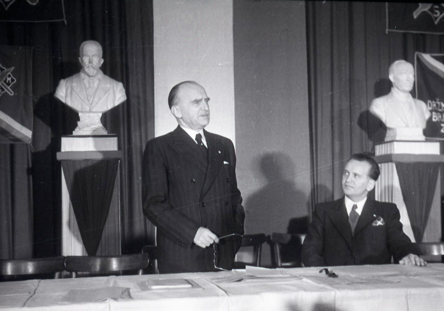 Fotografie ze sjezdu zastupitelstva ČSNS v Obecním domě v Praze, na kterém byl přijat akční program strany.